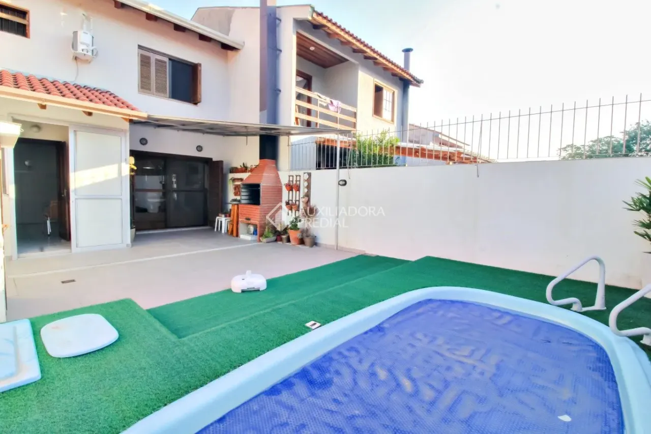 Excelente Sobrado com piscina à venda em Porto Alegre - Hípica