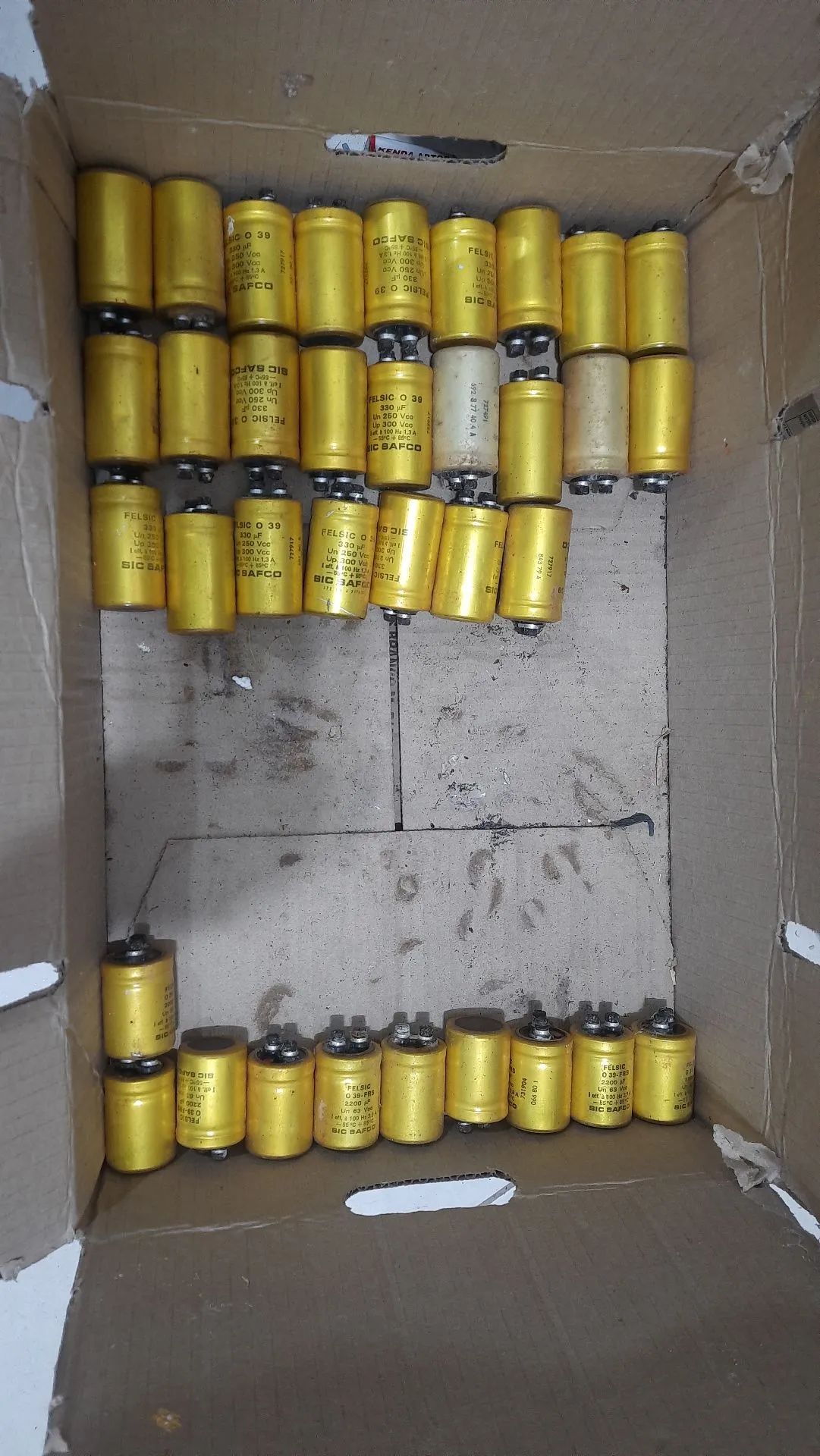Capacitores eletrolítico variados 330uF e 2200uF