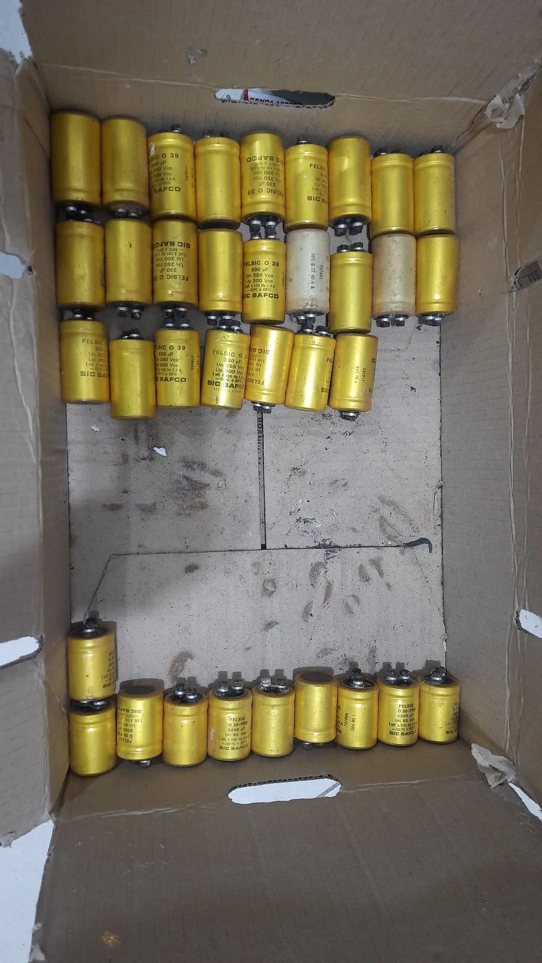 Capacitores eletrolítico variados 330uF e 2200uF