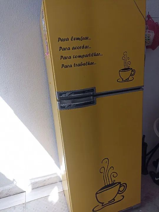 Geladeira amarela com adesivos