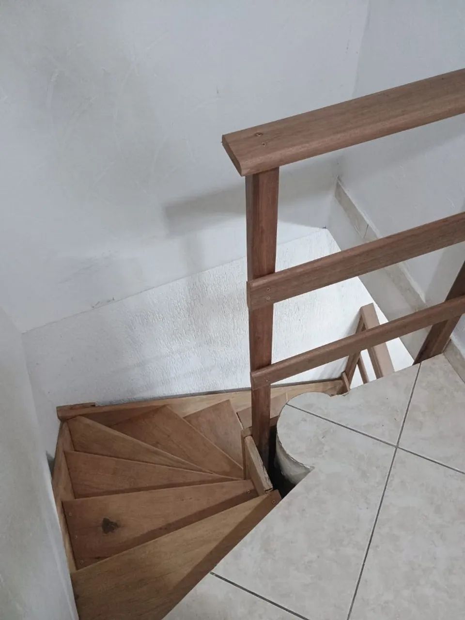 Escada de madeira caracol  - Foto 5