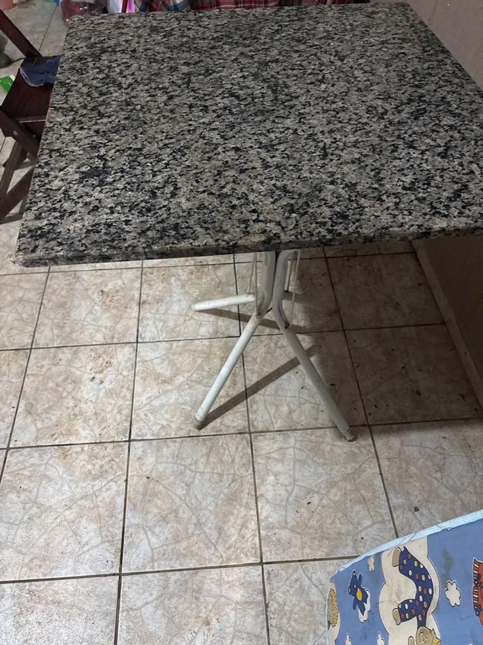 Mesa de aço para 4 pessoas com tampo de mármore  - Foto 2