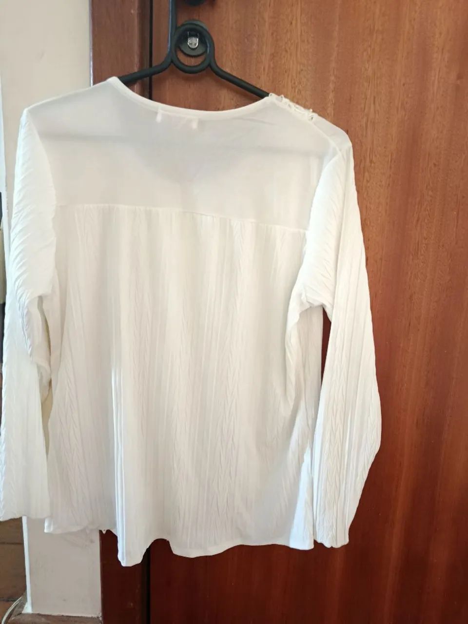 Blusa branca Conservada com renda e detalhes em pedrarias - Foto 2