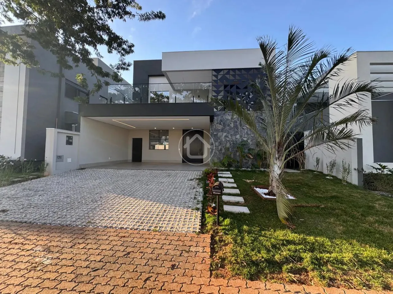 SOBRADO COM FINO ACABAMENTO
