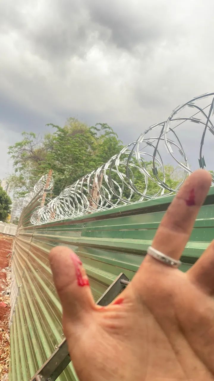 Concertina dupla clipada  de 45 cm e 30 cm galvanizada com acabamento galvalume