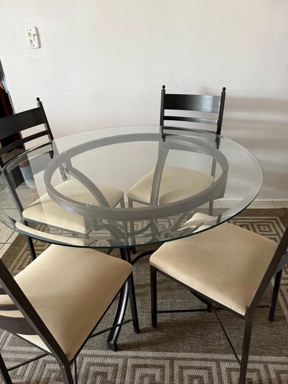 Mesa de Jantar de Vidro com 4 Cadeiras + Aparador