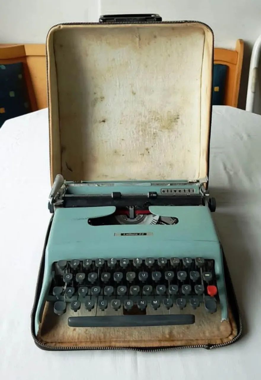 Antiguidade - Máquina de Escrever Olivetti - Modelo Lettera 22 - Anos 60 - Foto 4