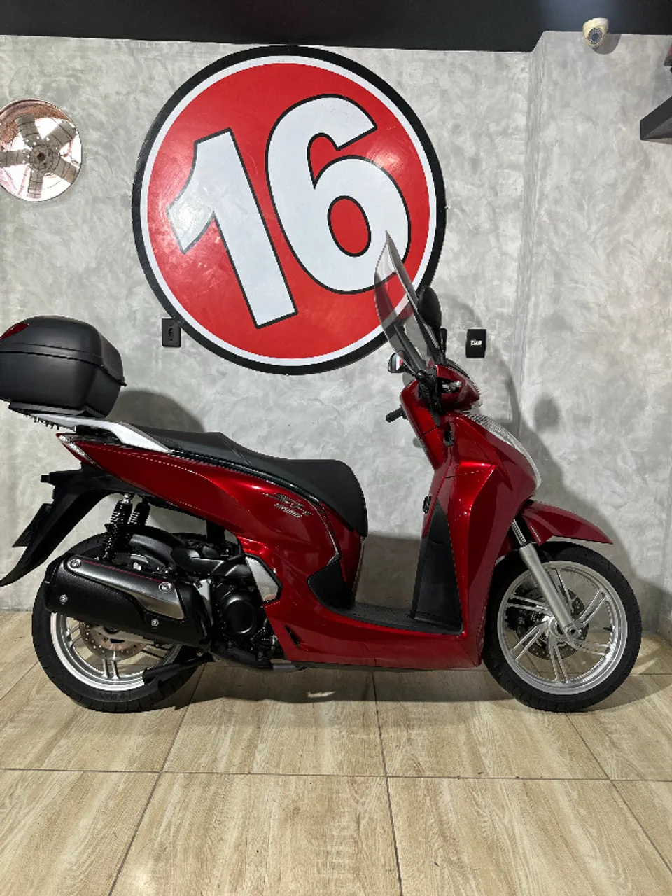 Honda Scooter SH 300i Vermelha 2021.
