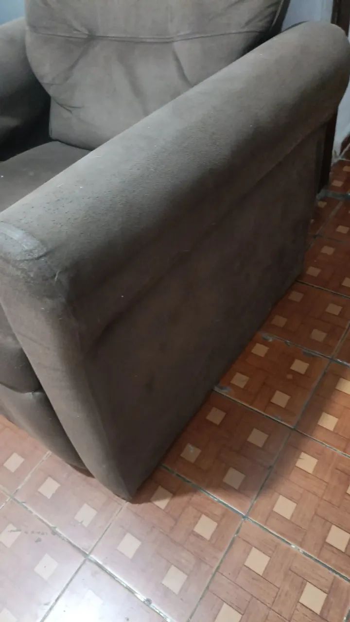 Poltrona no Papai, estofada e macia, com pequeno detalhe no braço direito - Foto 4
