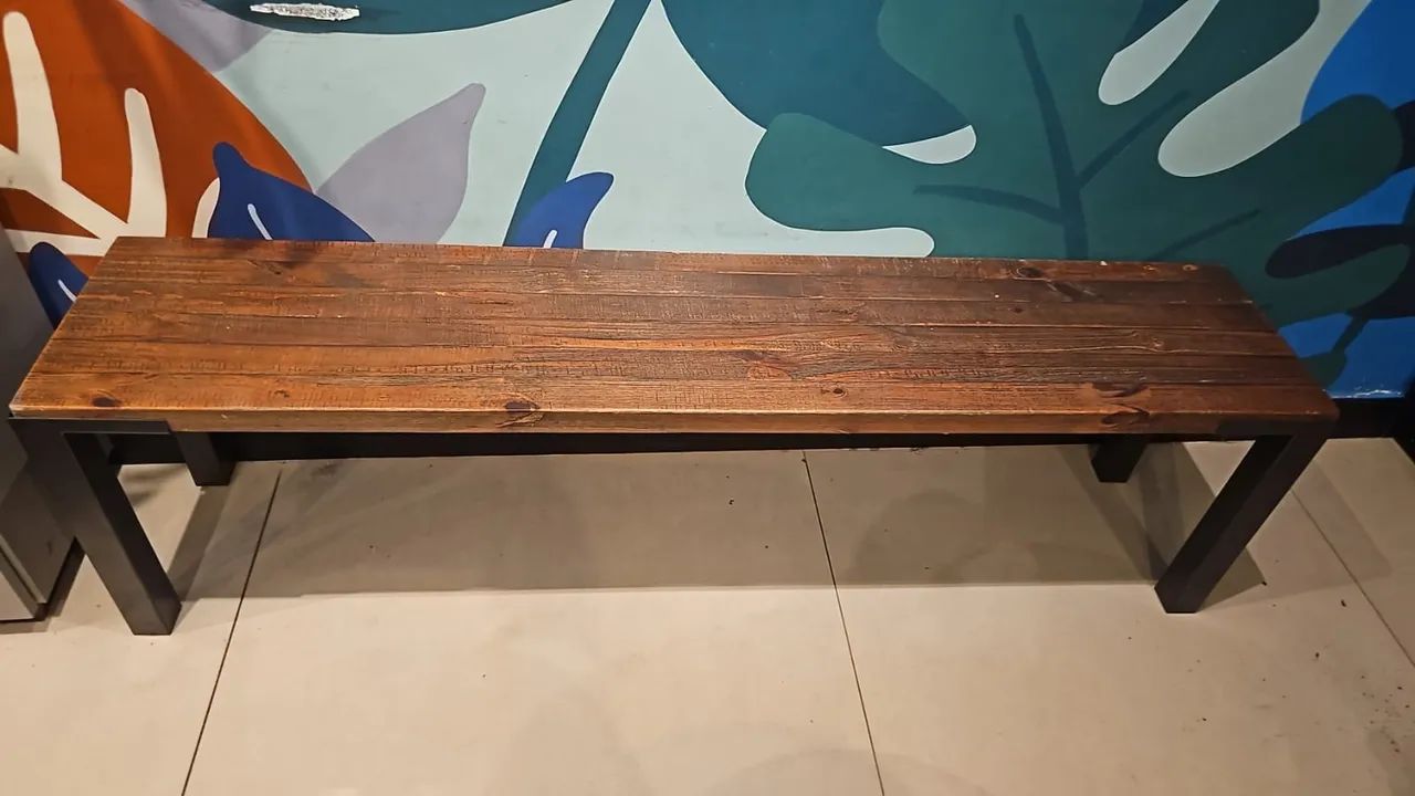 Banco de madeira rústico com estrutura de ferro