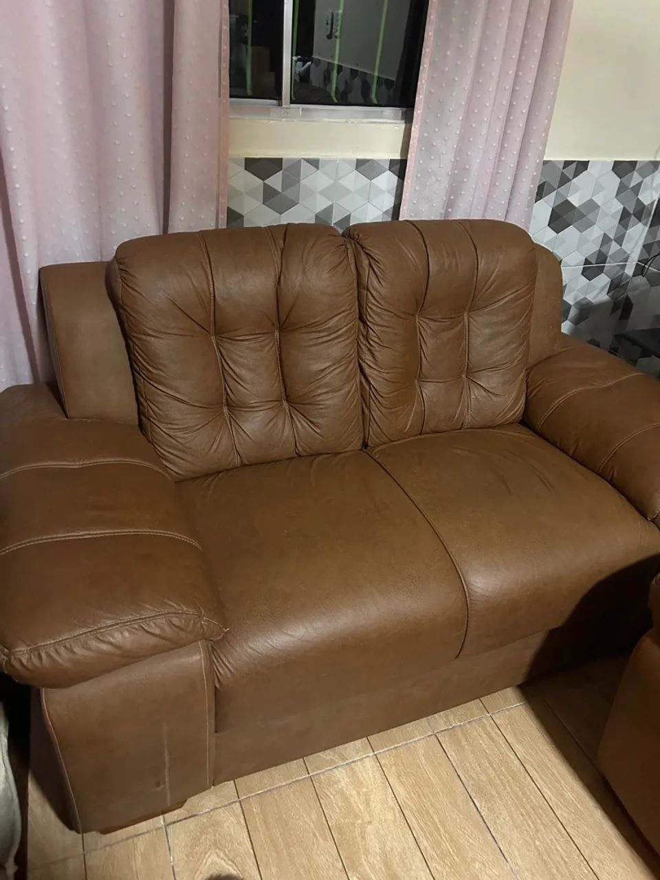 Sofá de Couro Marrom com Detalhes64385783278467121