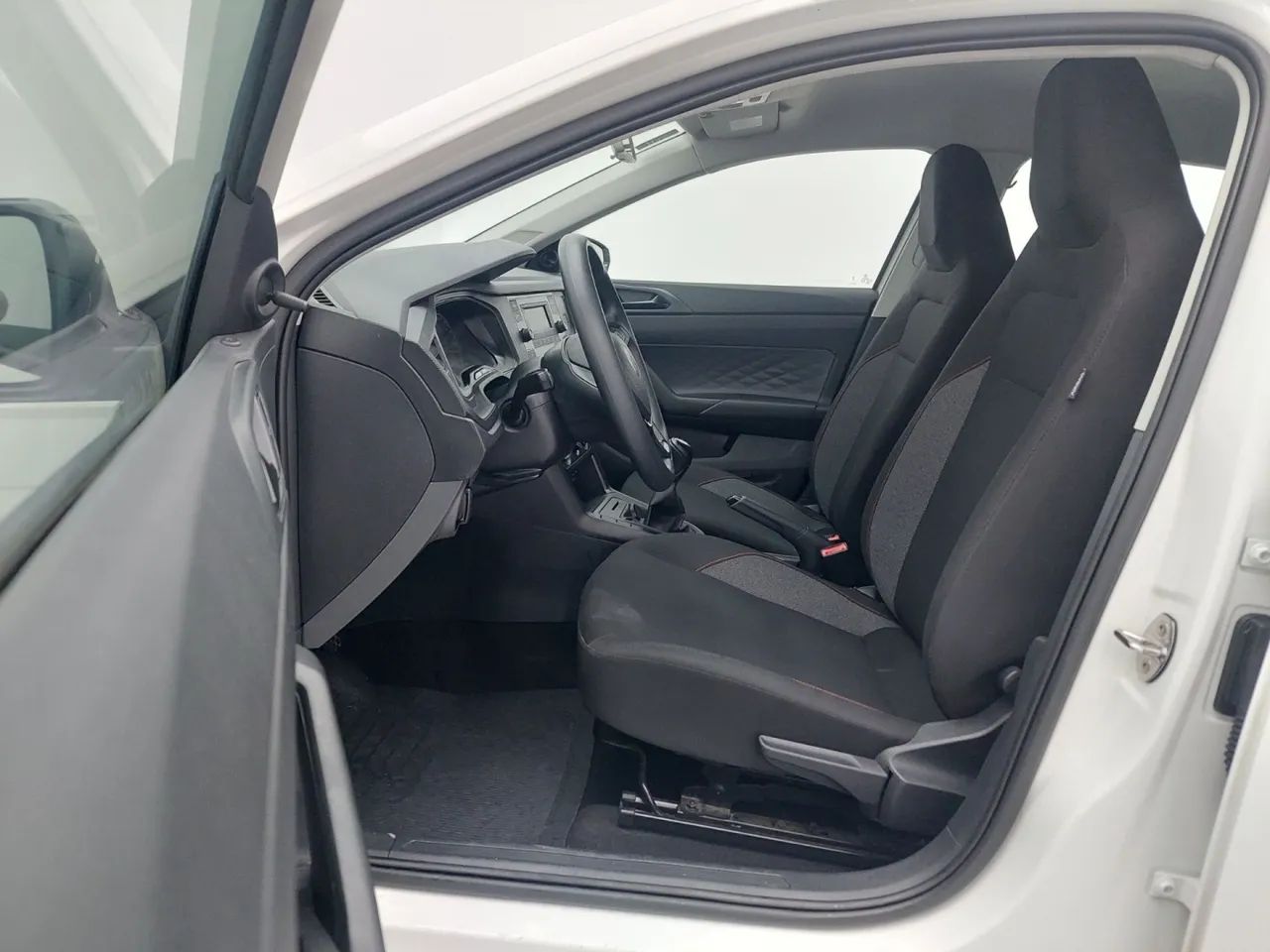 Volkswagen Polo Track 1.0 Flex 12V 5p, foto 17 de 18