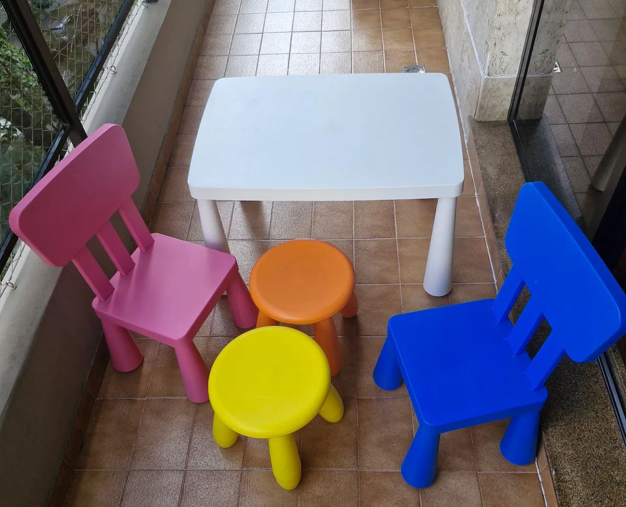 Mesa Infantil com 2 cadeiras e 2 bancos IKEA.64960477891073120
