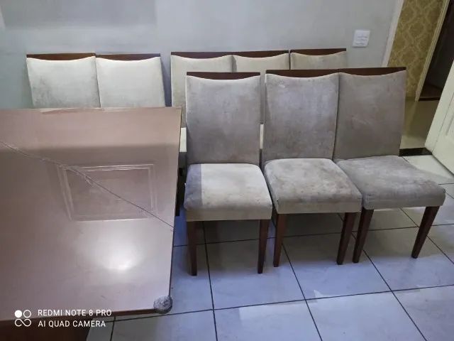 Mesa tampo de vidro, cor bege, com 8 cadeiras