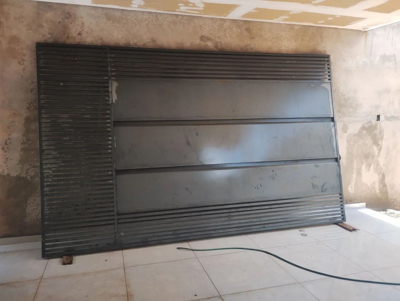 folha de portão de ferro medindo 4,10 metros