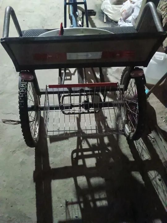 Triciclo bicicleta 3 lugares ótimo estado barbada  - Foto 4
