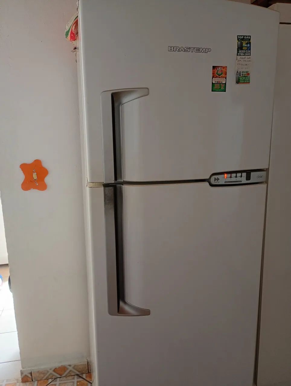 Geladeira em perfeito estado motor novo garantia um ano. Motivo da venda urgência - Foto 3