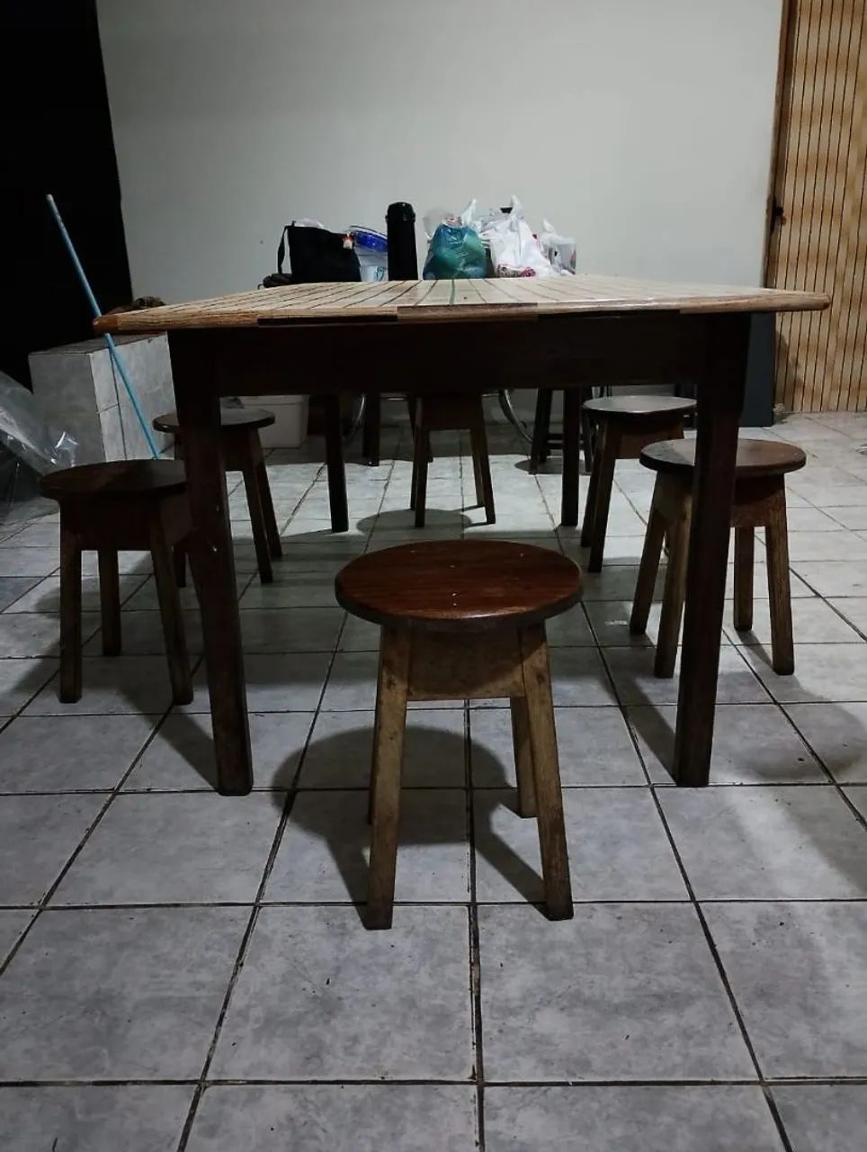 Conjunto de Mesa e Cadeiras de Madeira para Área Externa