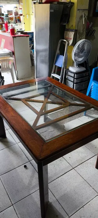 Mesa de Jantar em Cerejeira com Vidro