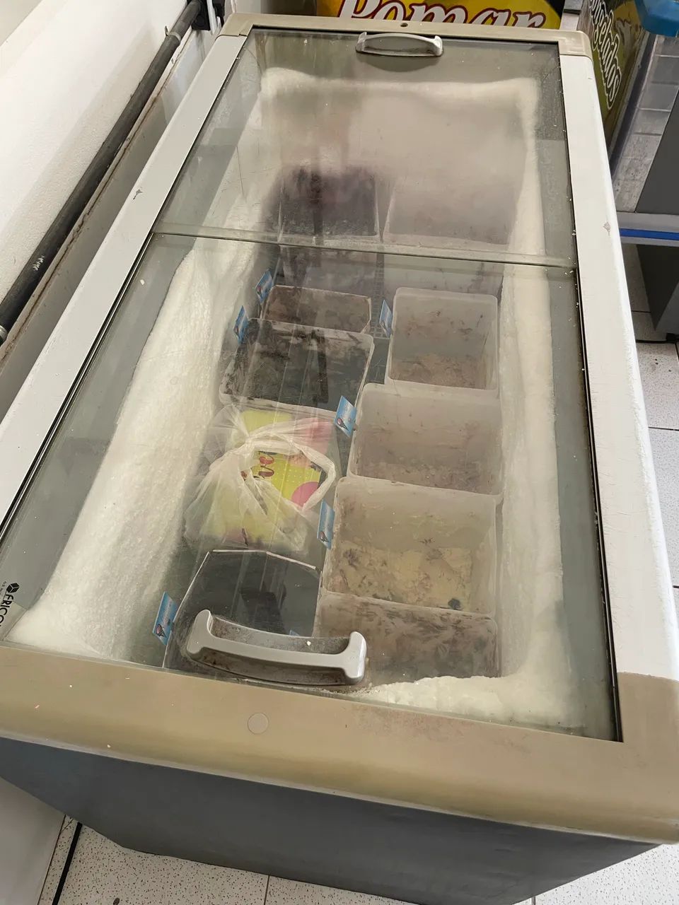 Vendo freezer c/tampa de vidro - Foto 3