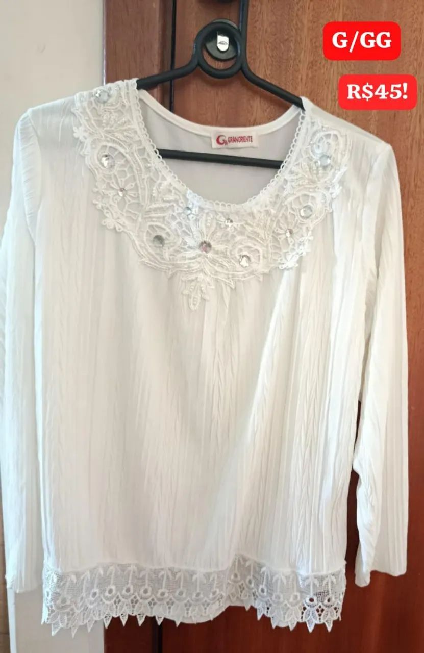 Blusa branca Conservada com renda e detalhes em pedrarias