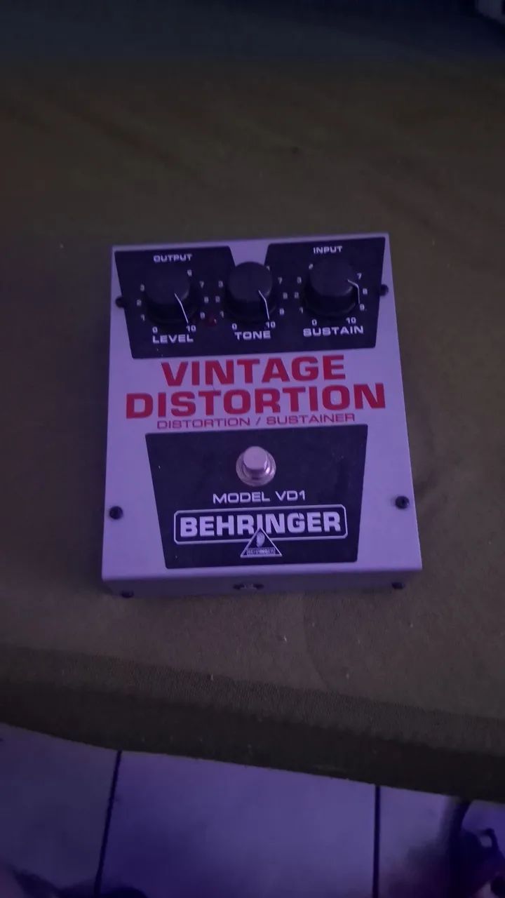 Pedal Behringer VD1 Vintage Distortion/Sustainer. - Equipamentos e