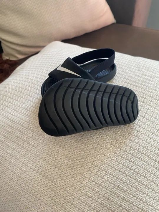 Sandálias Nike Bebê - Tamanho P 18/19- Preta - Foto 2