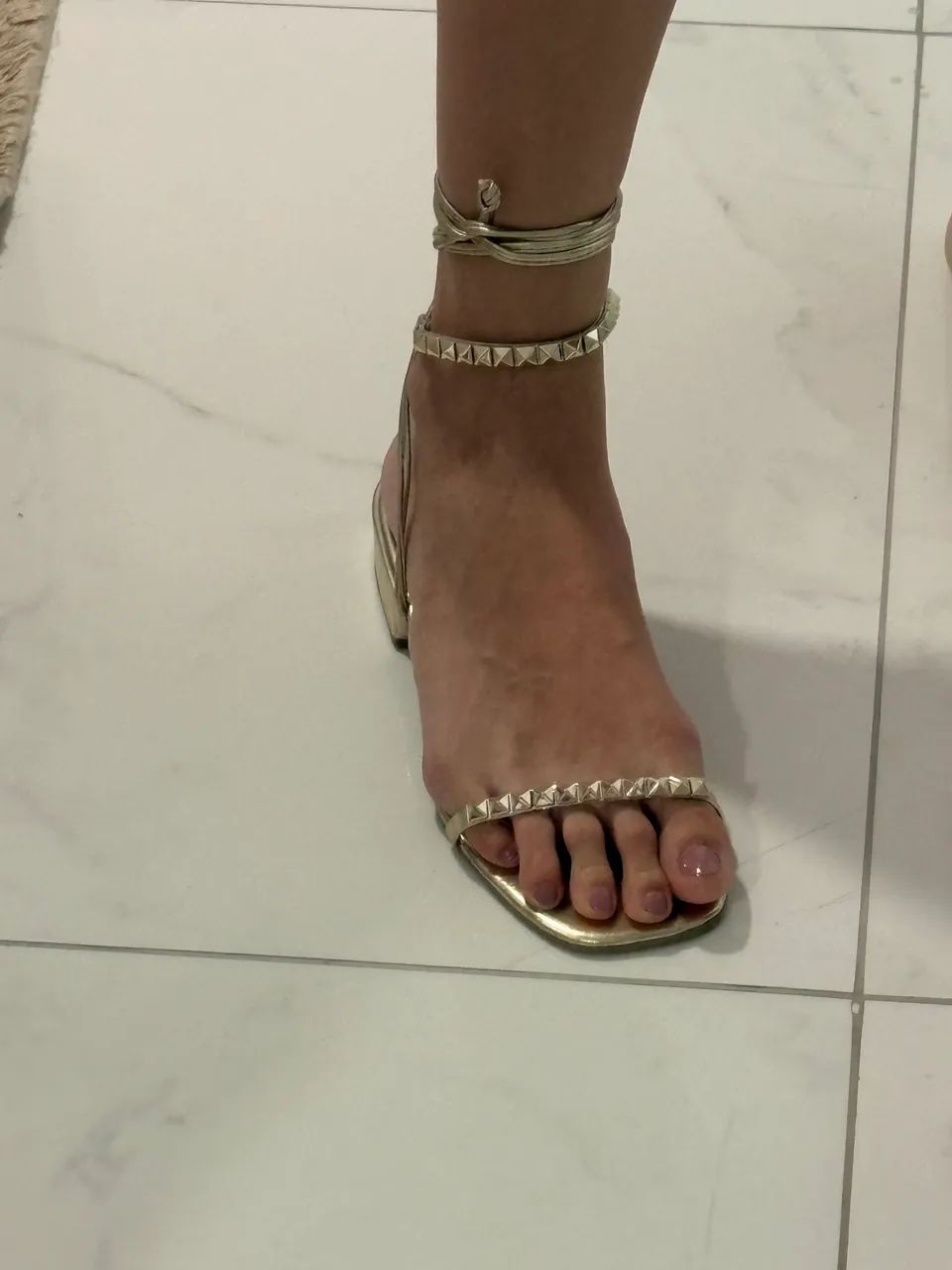 Rasteira com saltinho dourada - Foto 3
