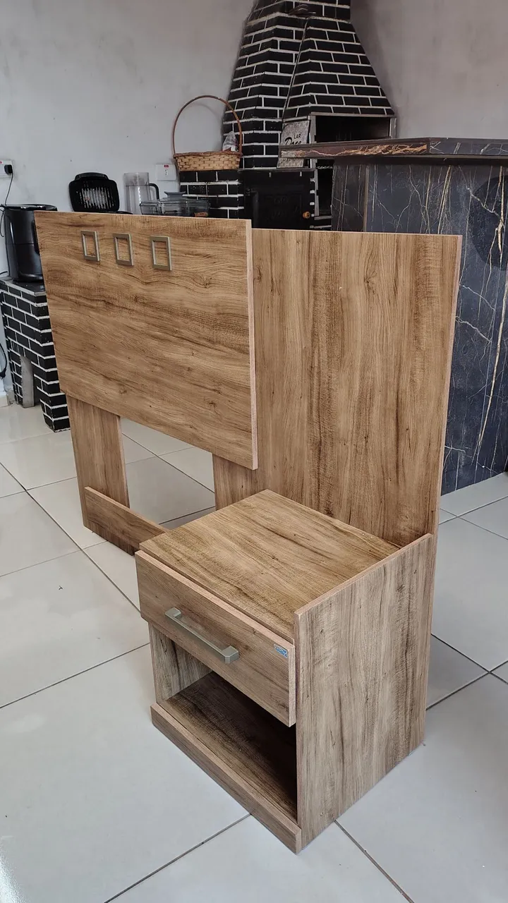 Conjunto de mesa de cabeceira e cabeceira de cama