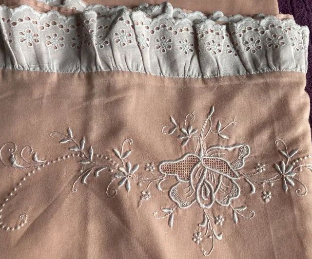 LENÇOL COR DE ROSA  BORDADO COM PASSANAMARIA - Foto 3