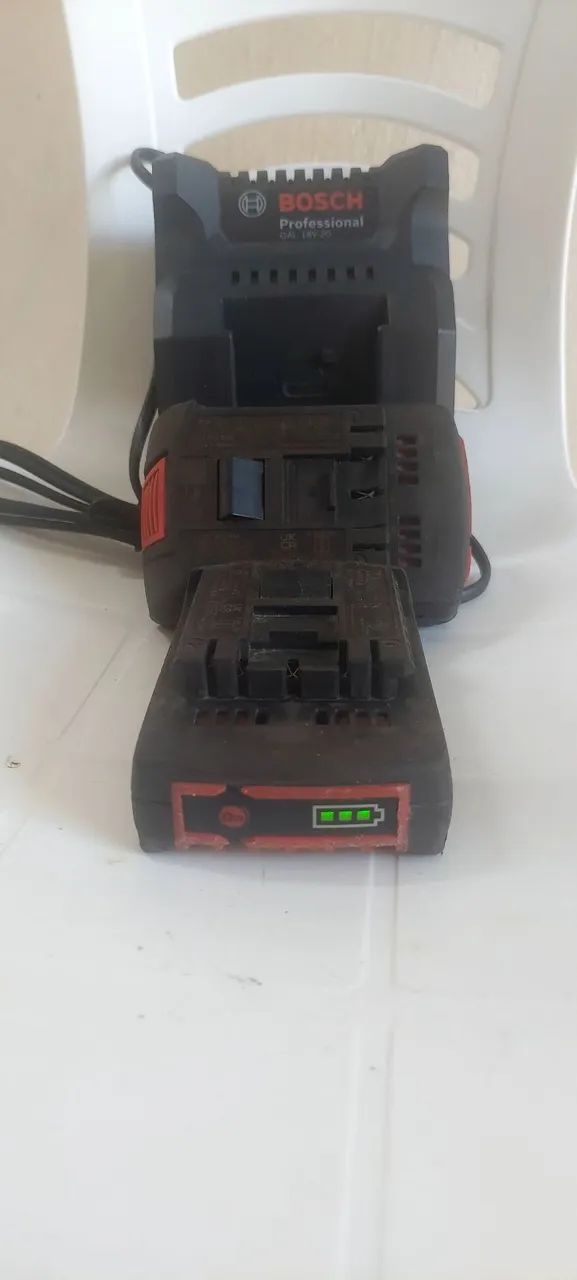 Bateria  e Carregador Bosch 18V 2.0Ah - Foto 3