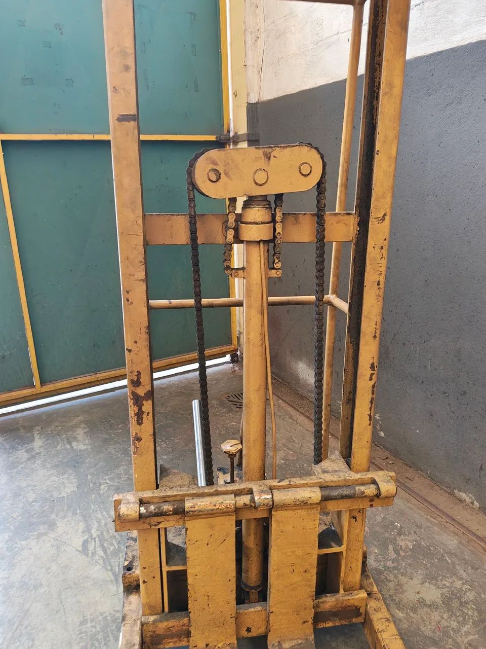 Empilhadeira manual 1 tonelada  - Foto 4