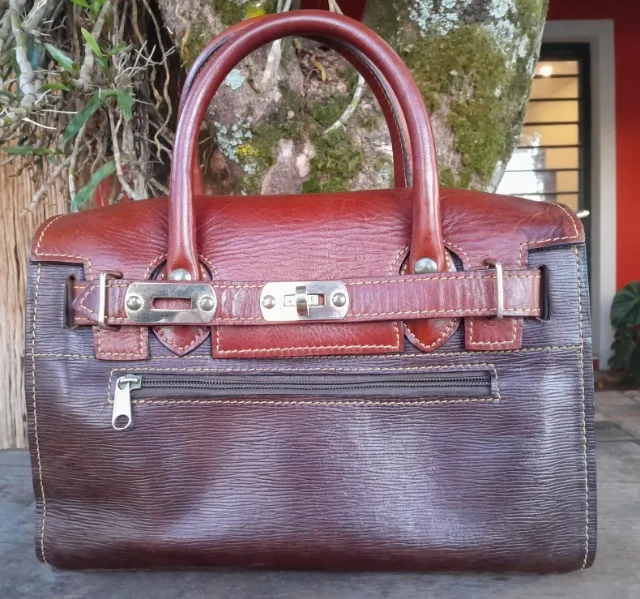 Bolsa artesanal, em couro natural, de fabrico da selaria argentina.