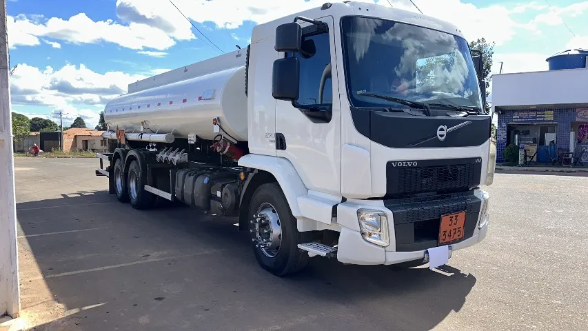 Caminhão Tanque Volvo VM 270 ano 2019, IPVA2025 pago único dono.