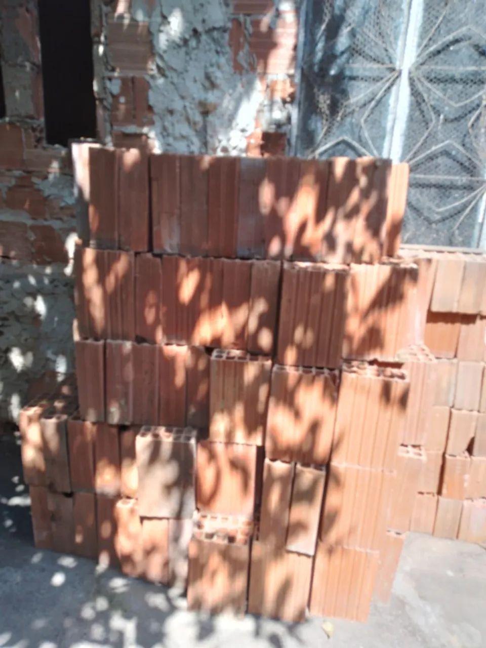 Vendo tijolos grandes e pequenos 