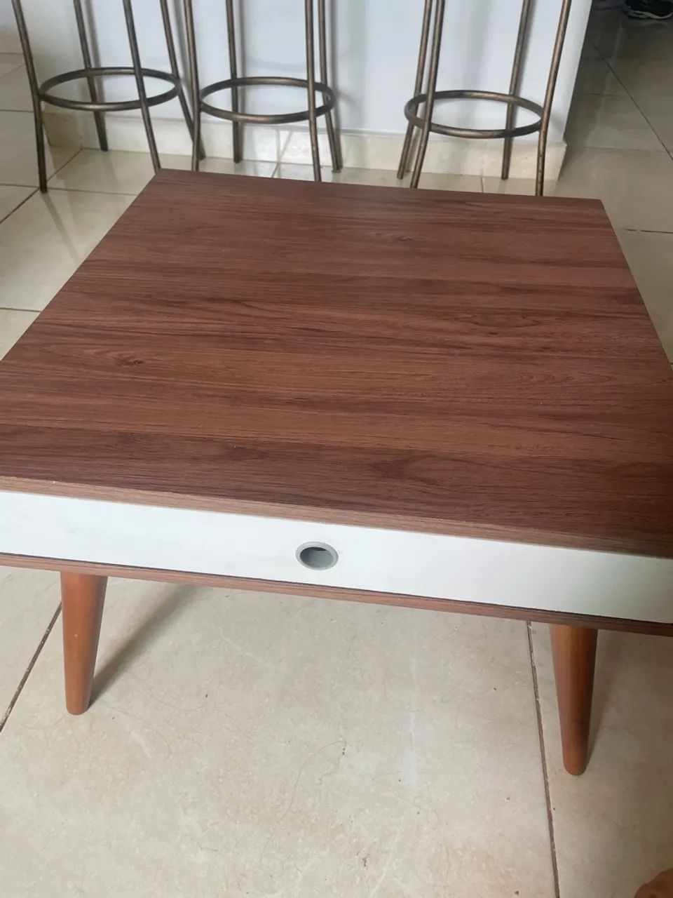 mesa de centro com gaveta, muito bem conservada  - Foto 4