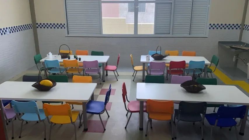 Mesa coletiva com cadeiras infantil/escolar