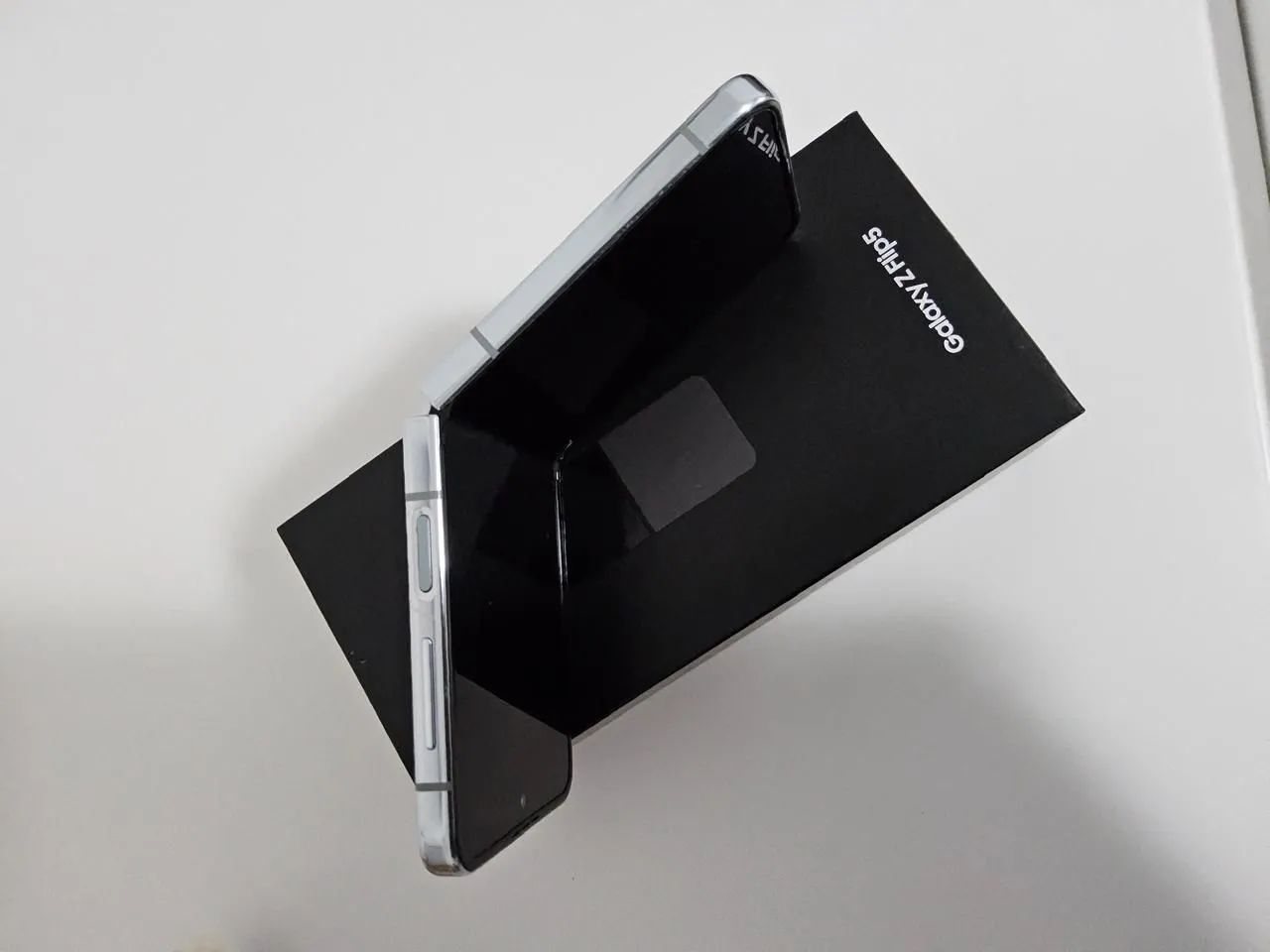 Samsung Galaxy Z Flip 5 512Gb + Nota fiscal e Caixa - Celulares e