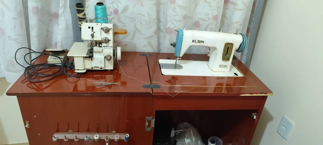 Máquina de costura e impressora 