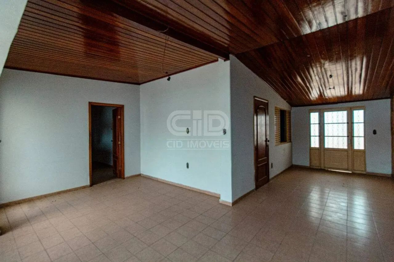 Casa com três quartos e salas comerciais no bairro Jardim Cuiabá - Foto 2