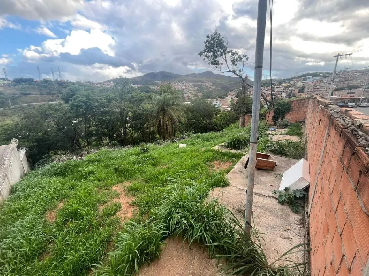 Lote de esquina com aproximadamente 1.221 0 m² com leve declive. - Foto 2