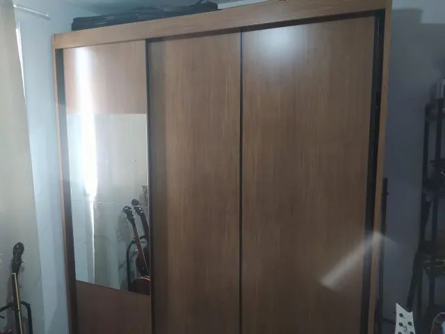 Guarda roupas de casal com 3 portas de correr e espelho central