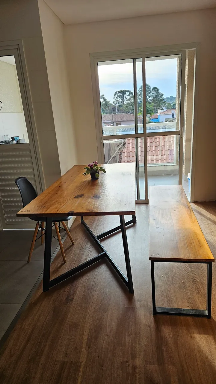 Mesa de jantar rústica com banco