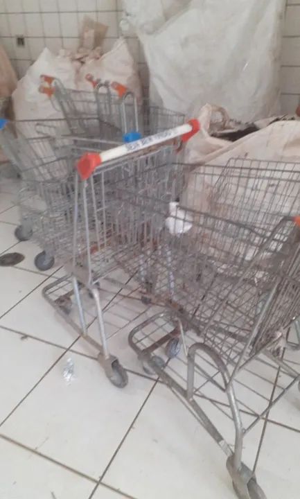 8 Carrinhos oferta  320.00 compras em ótimo estado - Foto 2