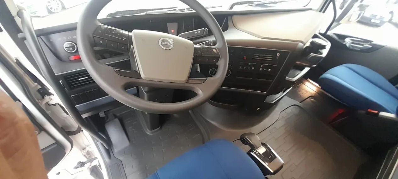 Volvo Fh 460 6x2 2023 - Com defletor de ar, 10 pneus novos, Geladeira, único dono. - Foto 7