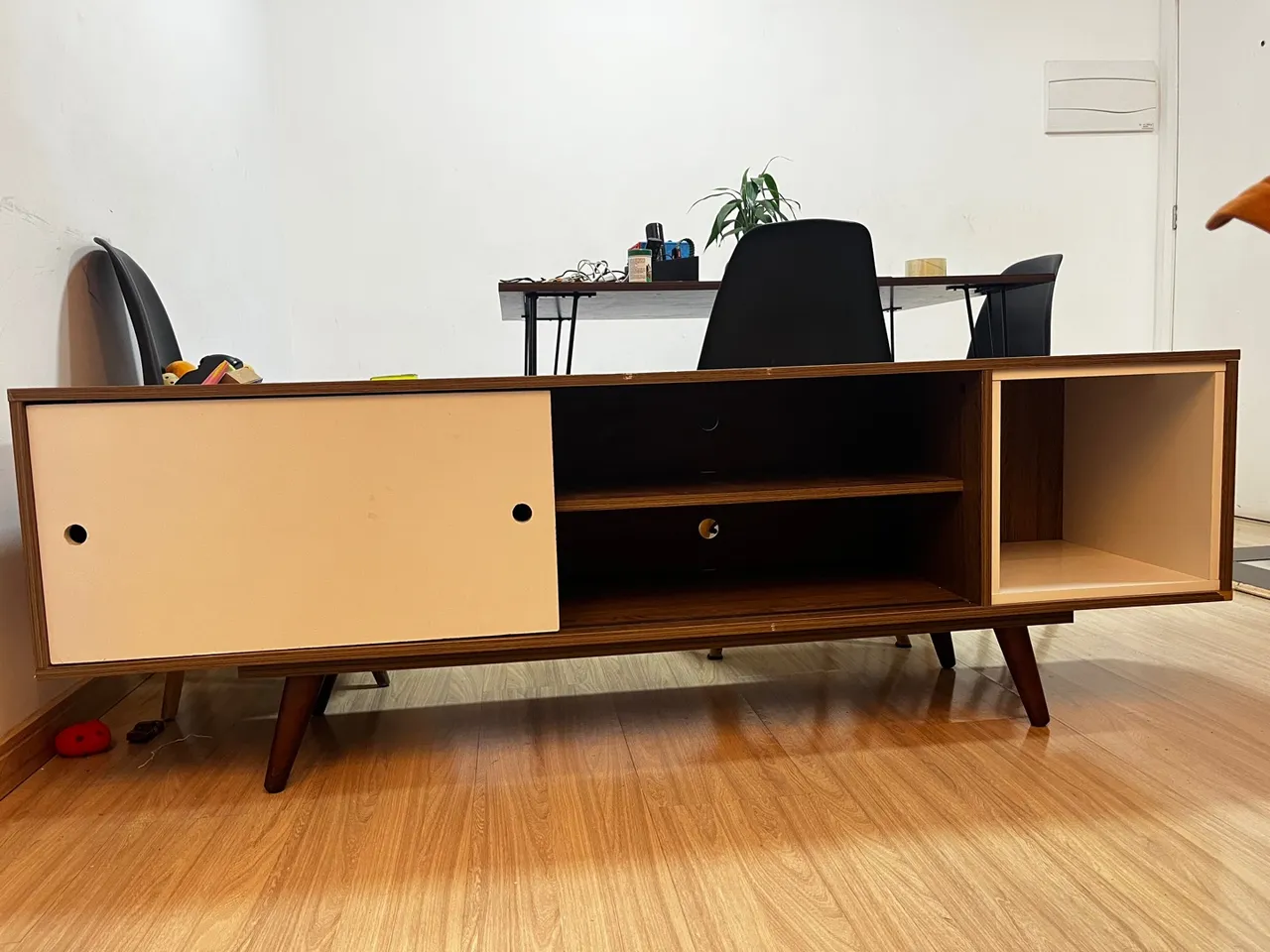 Rack Retrô de Madeira com Design Moderno