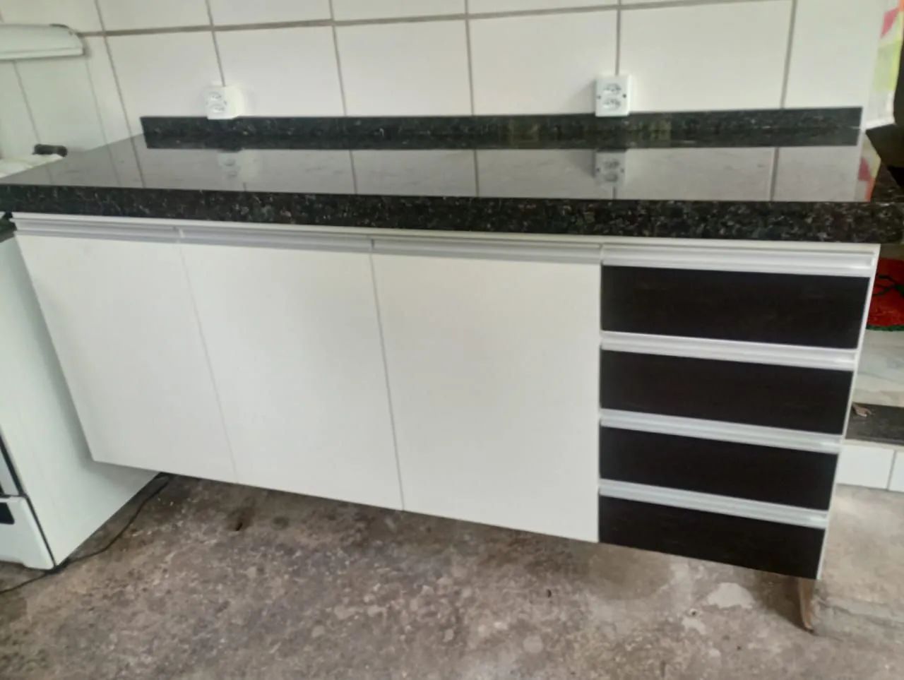 Armário 1,70 branco com gavetas pretas 100%mdf