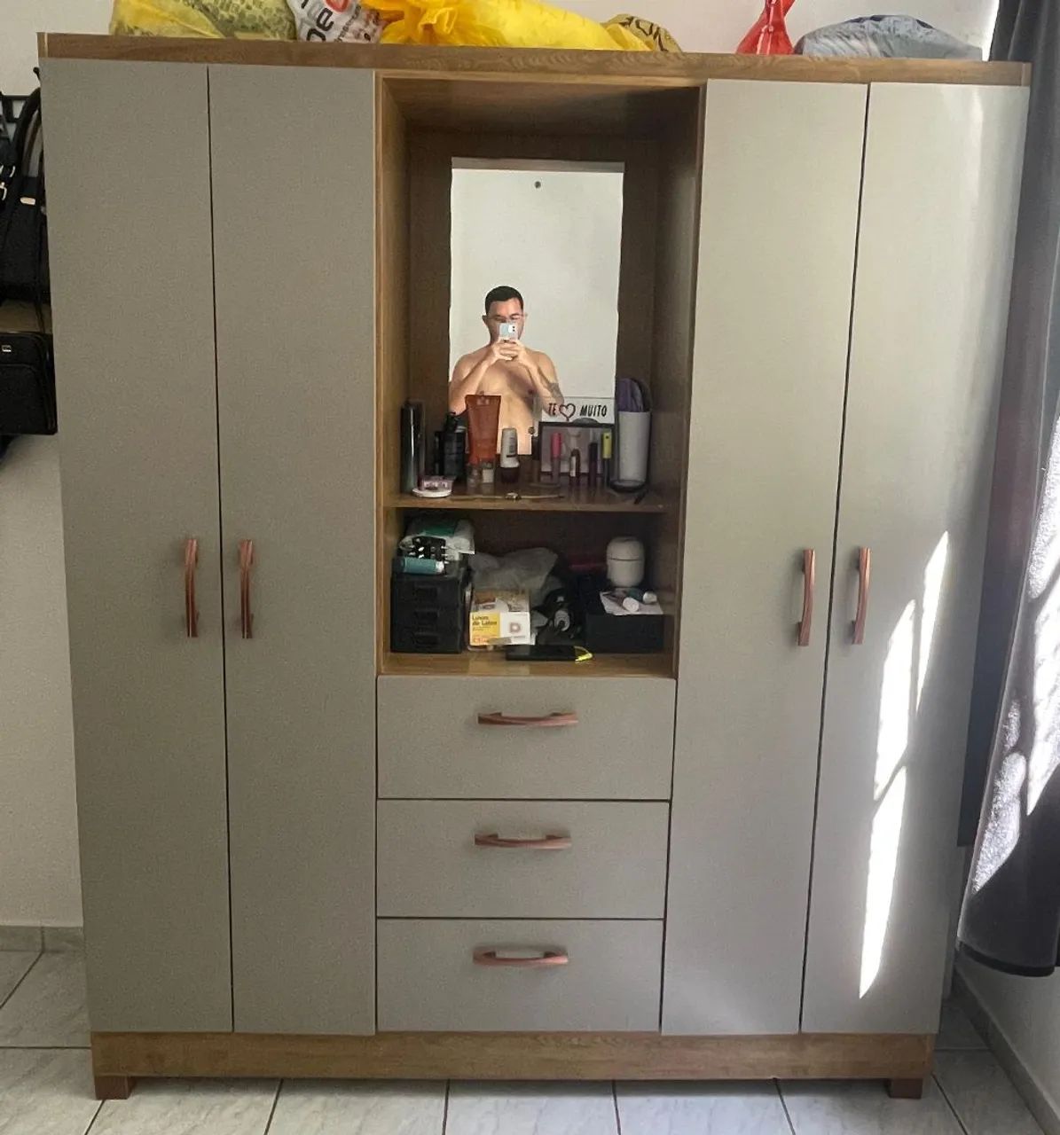 Guarda-Roupa Moderno com penteadeira e espelho
