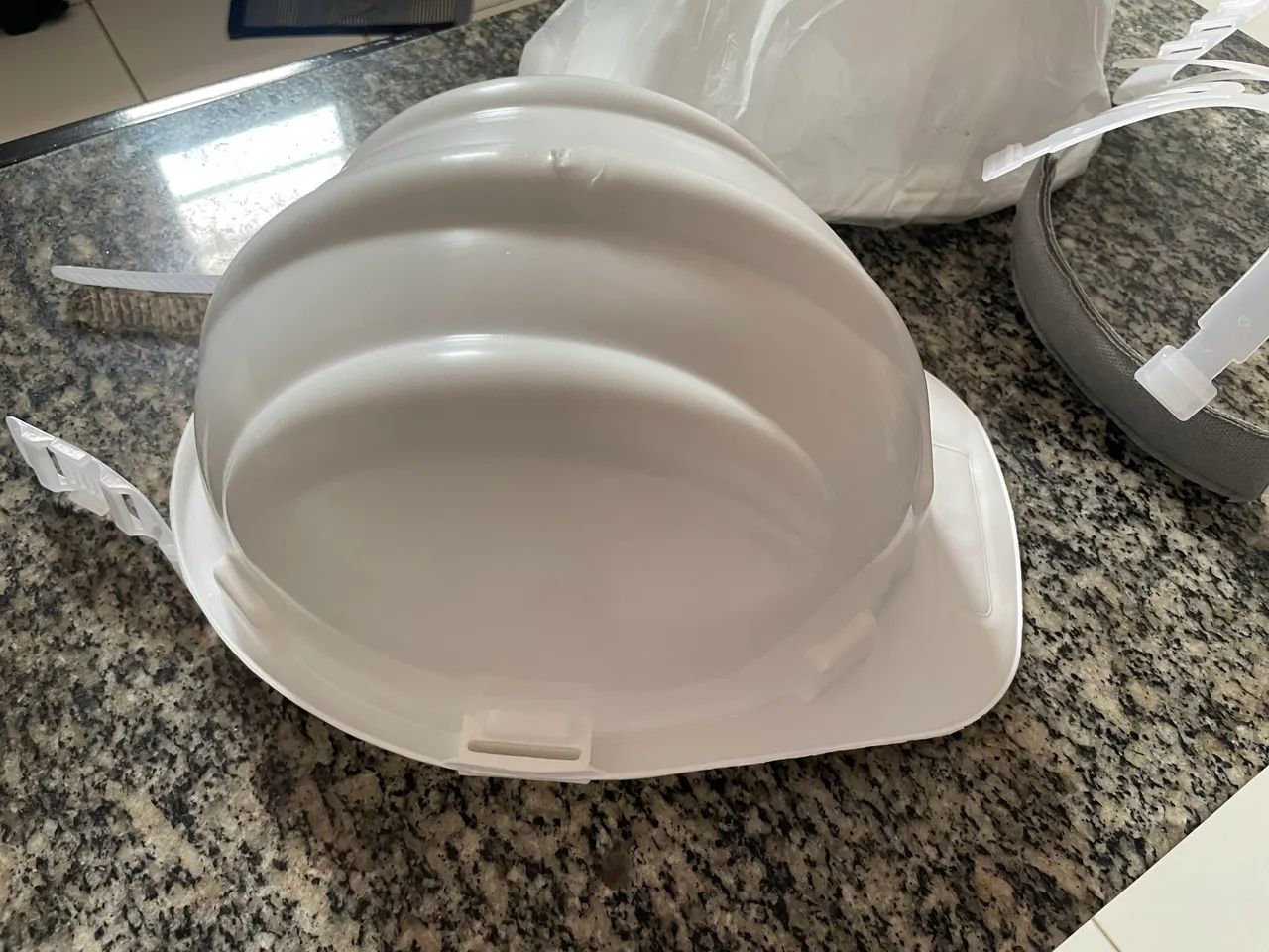 2 Capacetes com Aba Frontal e Jugular  - Foto 2