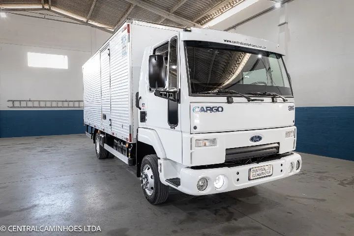 Ford Cargo 816 S ano 2013 com Bau Facchini de 5.40m